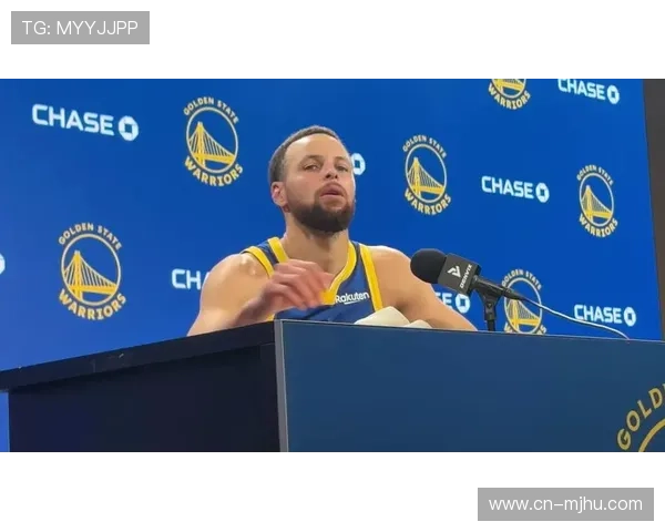 库里因伤缺席全明星，坐在场边凝视奖杯神情专注