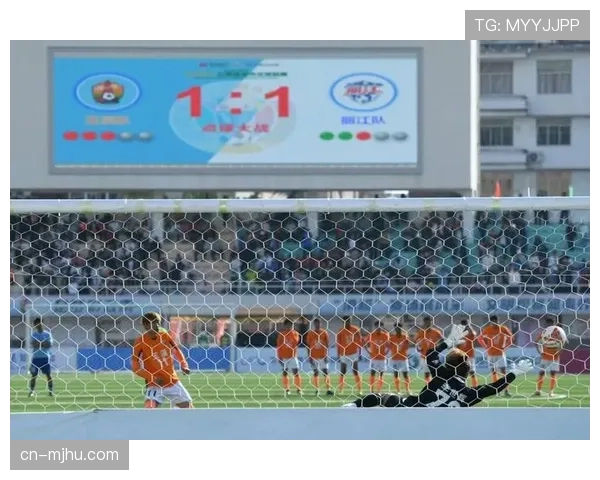 焦点瞬间：VAR介入判罚点球，梅州客家门将程月磊抗议判罚染黄。